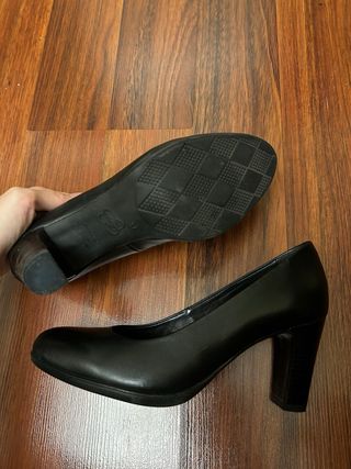 Tacones salón cuero negro talla 37. El Corte inglé