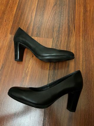 Tacones salón cuero negro talla 37. El Corte inglé