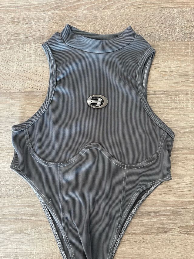 Body gris con logo