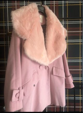 Abrigo rosa con cuello de pelo desmontable