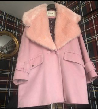 Abrigo rosa con cuello de pelo desmontable