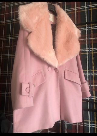 Abrigo rosa con cuello de pelo desmontable