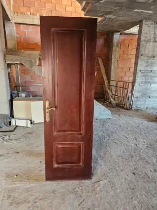 Puerta madera maciza