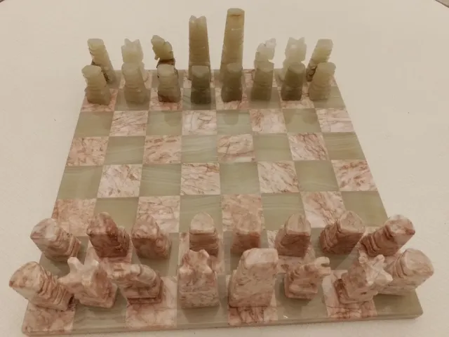 Tablero de ajedrez y piezas, de mármol