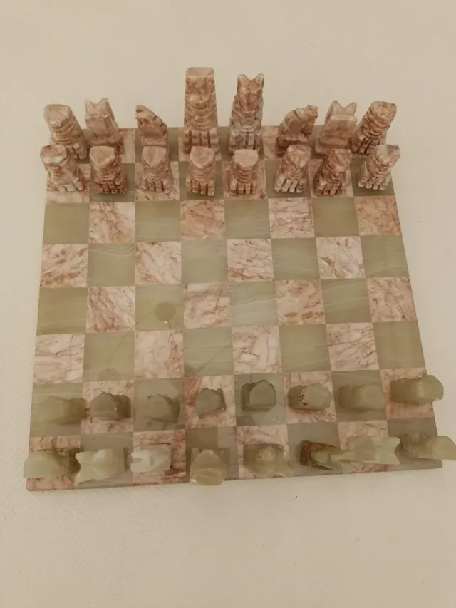 Tablero de ajedrez y piezas, de mármol