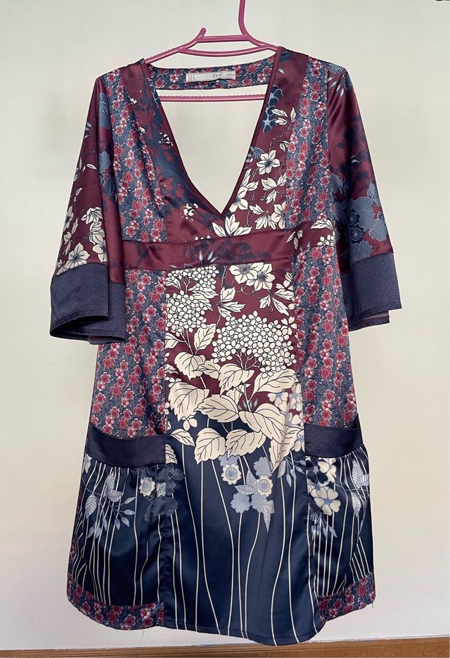Vestido floral de raso, estilo japonés.
