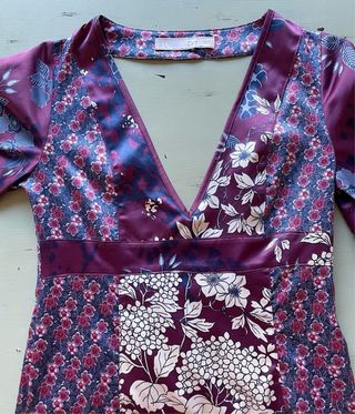 Vestido floral de raso, estilo japonés.