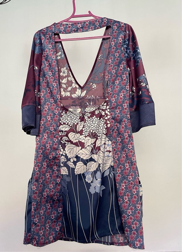 Vestido floral de raso, estilo japonés.