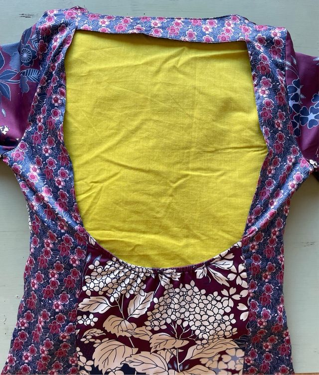 Vestido floral de raso, estilo japonés.