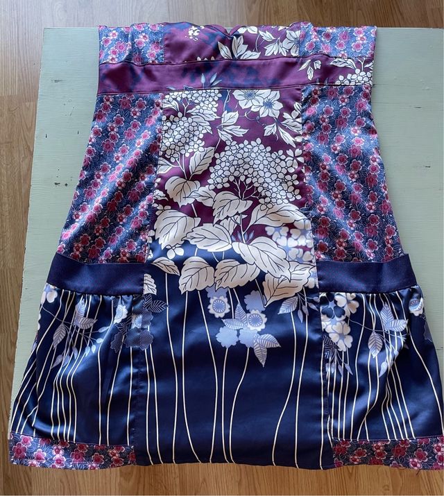 Vestido floral de raso, estilo japonés.