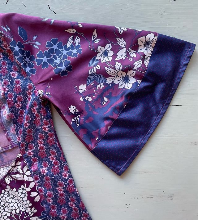 Vestido floral de raso, estilo japonés.