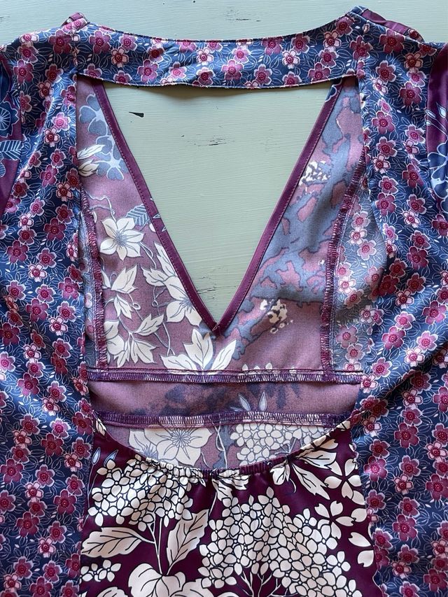 Vestido floral de raso, estilo japonés.