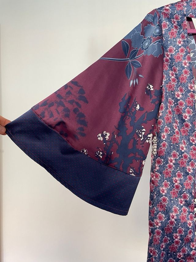 Vestido floral de raso, estilo japonés.