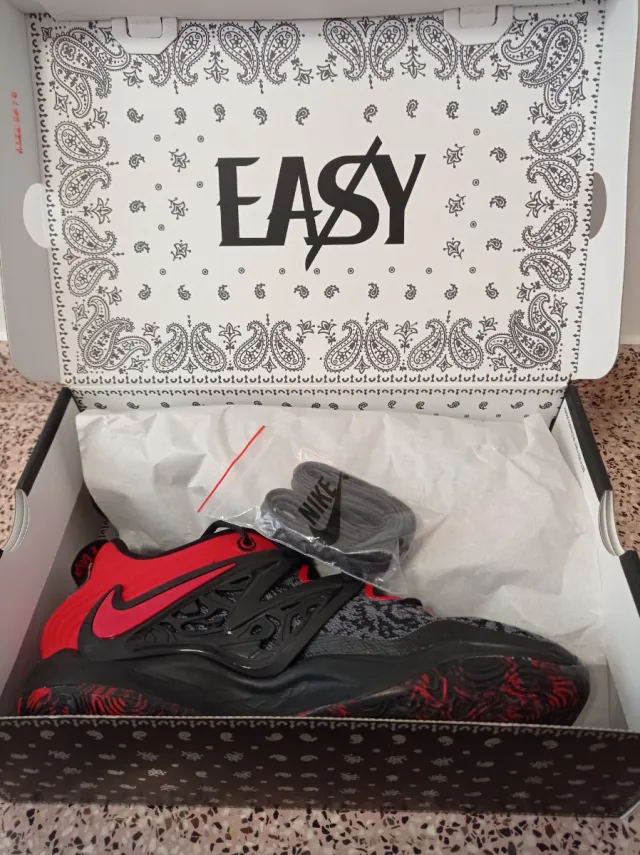 Zapatilla Nike KD Negra y Roja