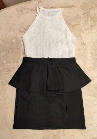 Conjunto Top Blanco y Falda Negra Volantes