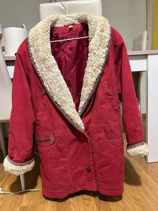 Abrigo rojo acolchado con cuello y puños peludos