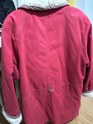 Abrigo rojo acolchado con cuello y puños peludos