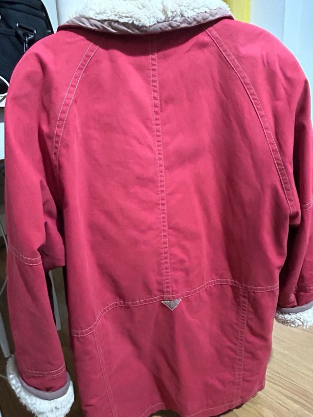 Abrigo rojo acolchado con cuello y puños peludos