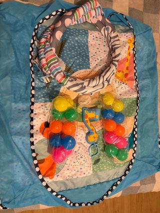 Parque infantil con pelotas