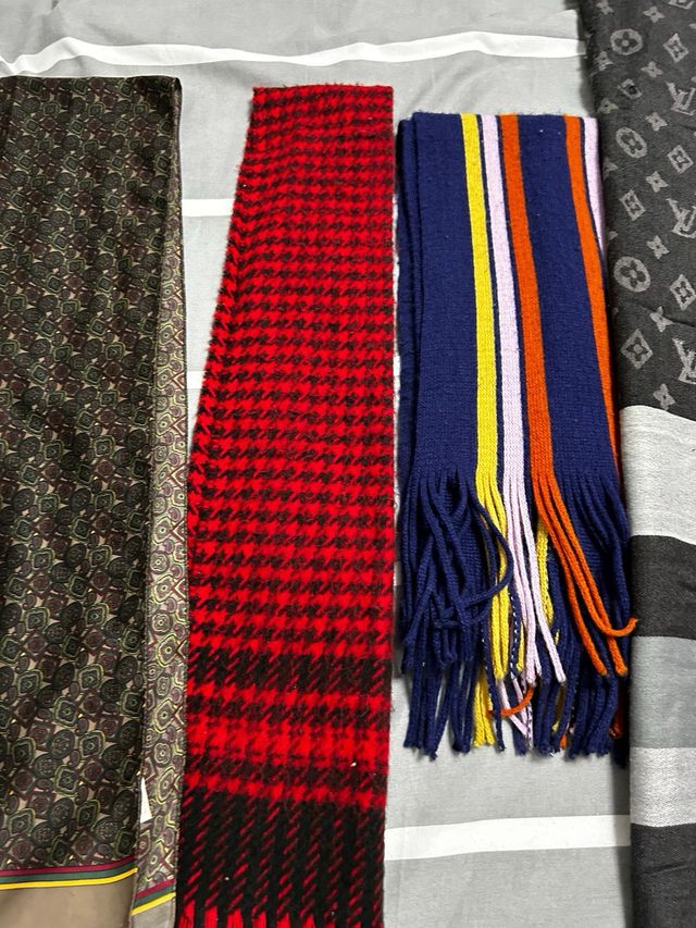 Lote de fulares en buen estado, uno es de seda