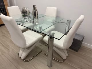Mesa cristal diseño y 4 sillas piel