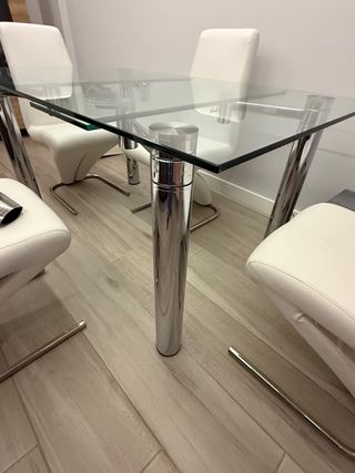 Mesa cristal diseño y 4 sillas piel
