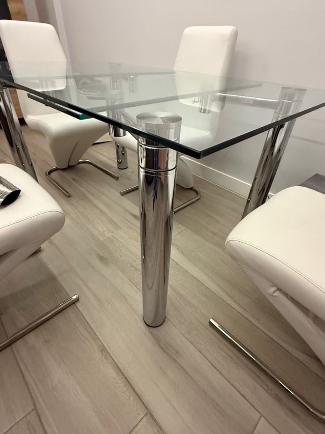 Mesa cristal diseño y 4 sillas piel