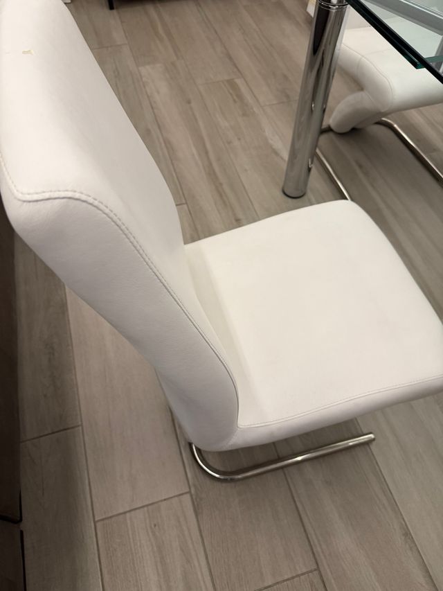 Mesa cristal diseño y 4 sillas piel