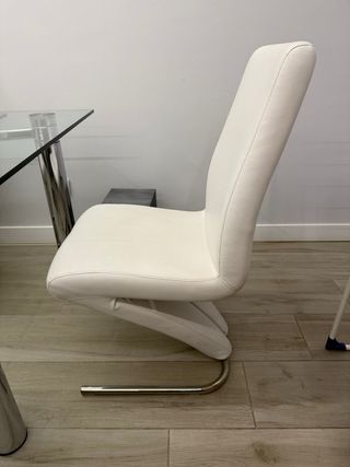 Mesa cristal diseño y 4 sillas piel