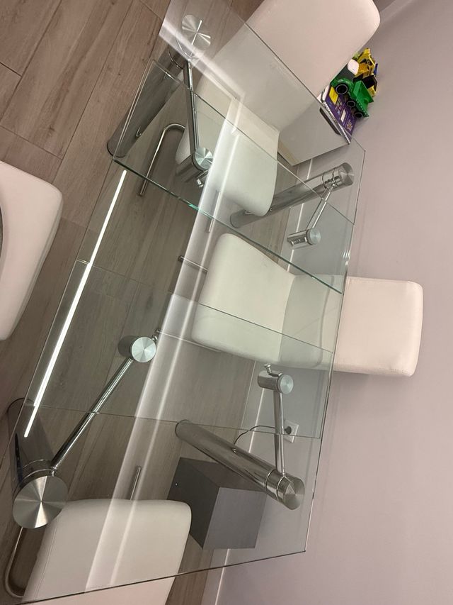 Mesa cristal diseño y 4 sillas piel