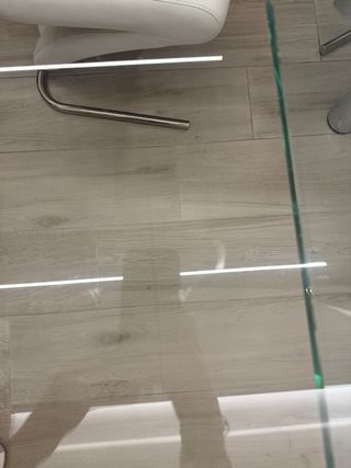 Mesa cristal diseño y 4 sillas piel