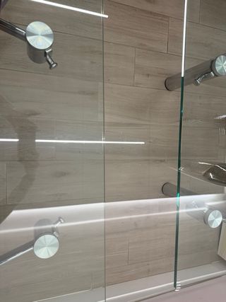 Mesa cristal diseño y 4 sillas piel