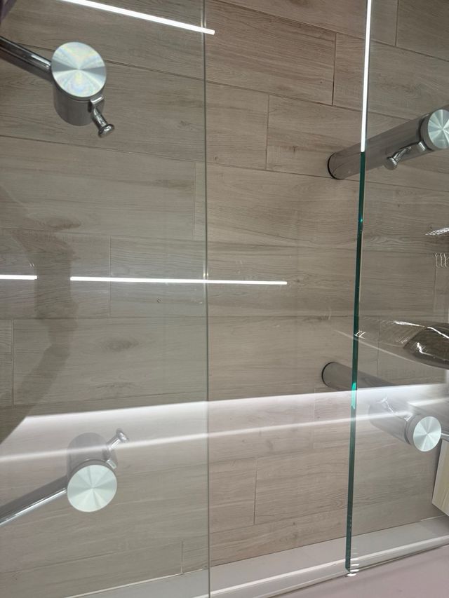 Mesa cristal diseño y 4 sillas piel