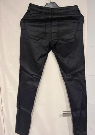 Vaqueros efecto piel Mango Talla S