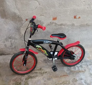 Bicicleta infantil negra y roja.