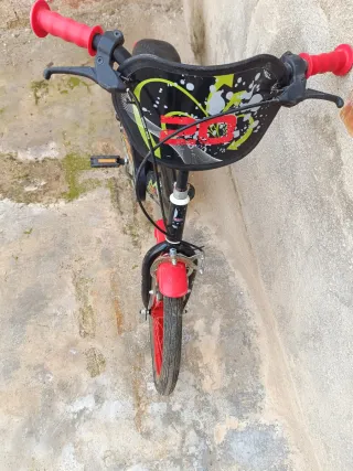 Bicicleta infantil negra y roja.