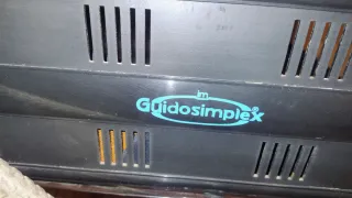 Silla de ruedas alta con cojín.