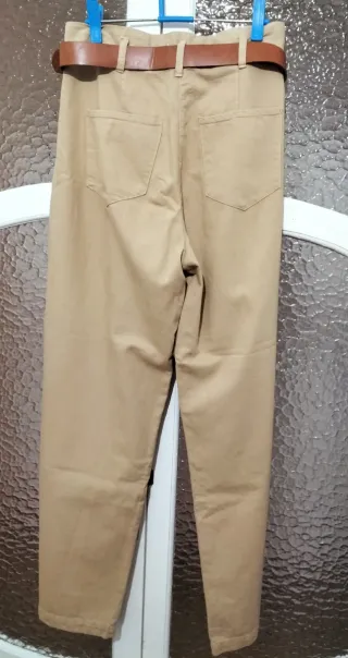 Pantalón beige con cinturón marrón