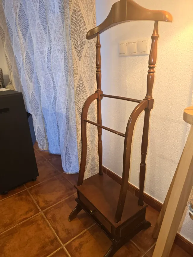 Perchero de madera antiguo