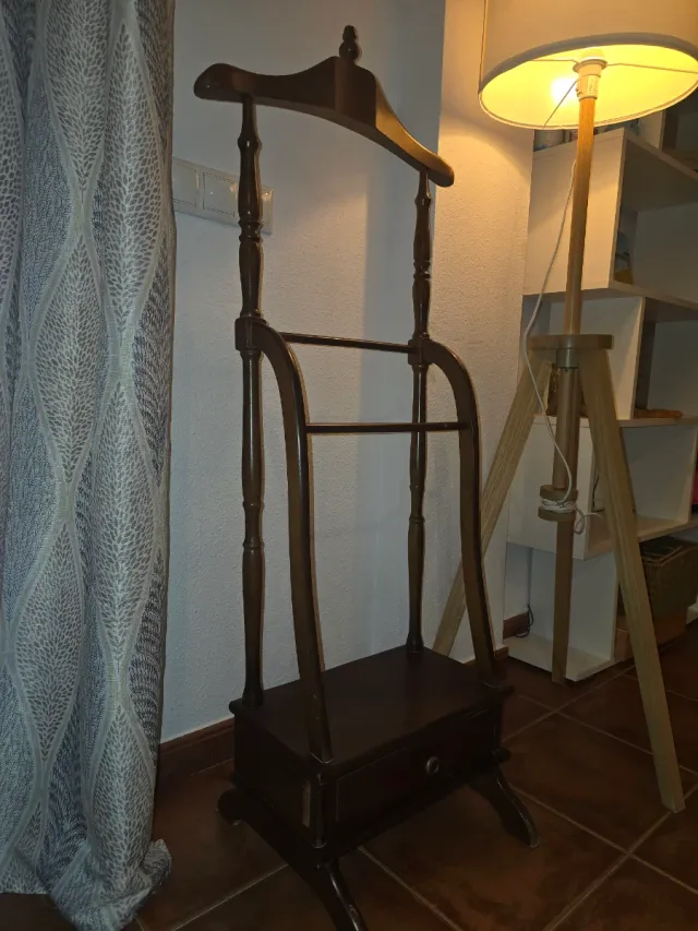 Perchero de madera antiguo