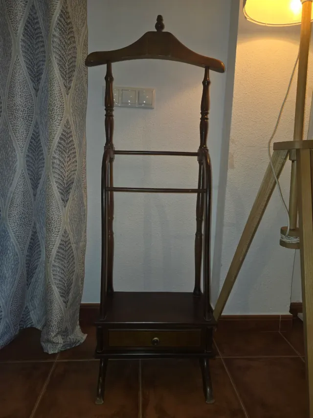 Perchero de madera antiguo