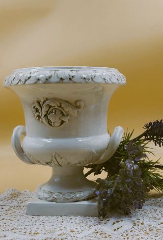Vaso a coppa in ceramica in stile classico