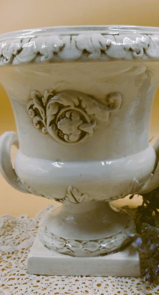 Vaso a coppa in ceramica in stile classico