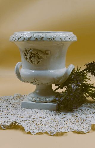 Vaso a coppa in ceramica in stile classico