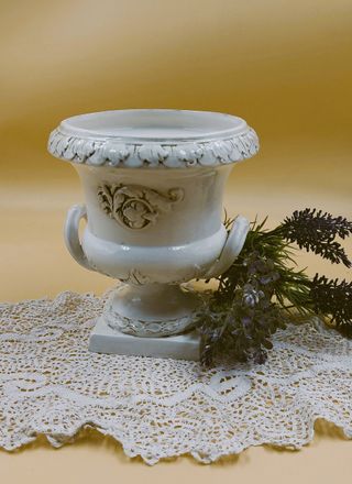 Vaso a coppa in ceramica in stile classico