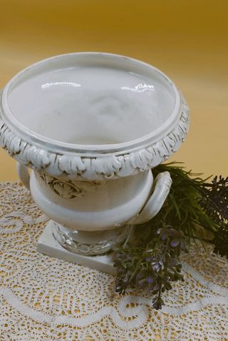 Vaso a coppa in ceramica in stile classico