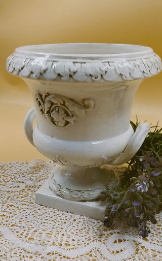 Vaso a coppa in ceramica in stile classico