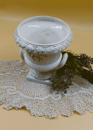 Vaso a coppa in ceramica in stile classico