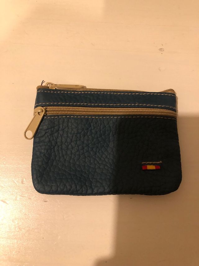 Monedero azul con cremallera y detalle bandera