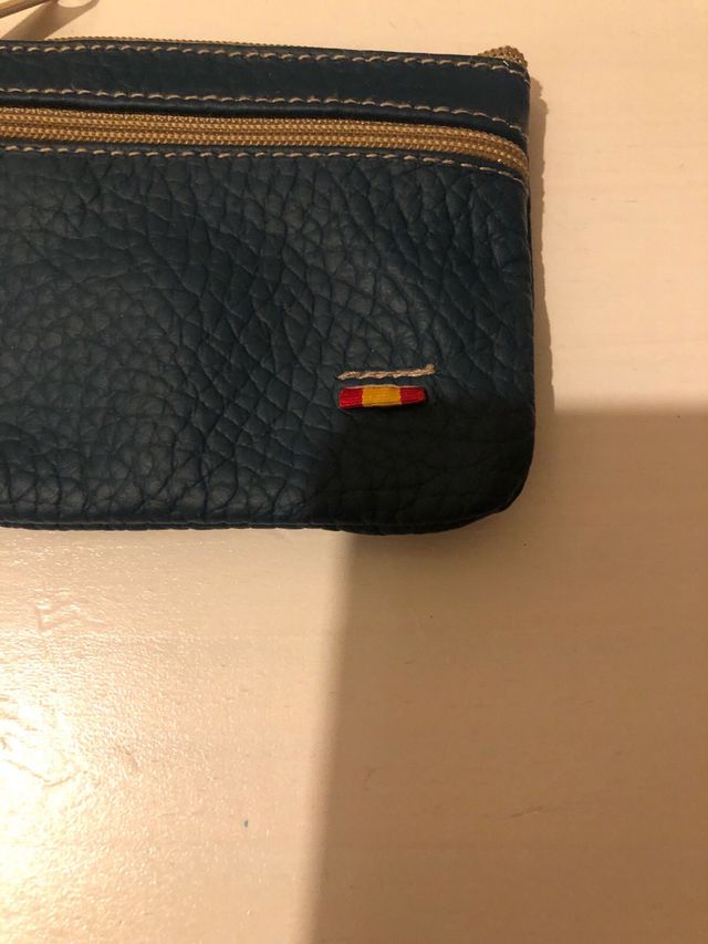Monedero azul con cremallera y detalle bandera